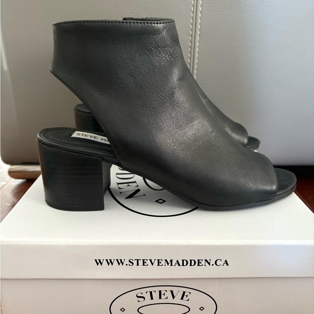 Steve Madden Black Leather Mules with Open Toe